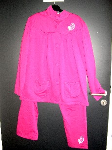 ENSEMBLE POUR FEMMES, CONFECTIONNE EN ETOFFE DE BONNETERIE, 60% COTON ET 40% POLYESTER, DONT LA FACE INTERIEURE PRESENTE L'ASPECT POLAIRE, DE COULEUR UNIE FUSHIA, COMPOSE DE DEUX VETEMENTS:

-UN VETEMENT DESTINE A RECOUVRIR LA PARTIE SUPERIEURE DU CORPS, GENRE GILET, COMPORTANT UN COL MONTANT, UNE OUVERTURE COMPLETE SUR LE DEVANT AU MILIEU AVEC DE GROS BOUTONS, DES FRONCES AU NIVEAU DE LA POITRINE, DES MANCHES LONGUES DONT LES EXTREMITES SE TERMINET PAR UNE BANDE D'ETOFFE RESSERRANT LES POIGNETS, UNE POCHE DE CHAQUE COTE AU BAS DU VETEMENT, LA BASE SE TERMINE PAR UN OURLET, AVEC POUR DECORATION UNE BRODERIE SUR LE DEVANT COTE GAUCHE EN HAUT DU VETEMENT.
-UN VETEMENT DESTINE A RECOUVRIR LA PARTIE INFERIEURE DU CORPS, GENRE PANTALON, SANS OUVERTURE, AVEC UNE TAILLE ELASTIQUEE ET UN LIEN RESSERRANT A NOUER, LA BASE DES JAMBES SE TERMINE PAR UN OURLET, AVEC POUR DECORATION UNE BRODERIE AU BAS DE LA JAMBE GAUCHE.