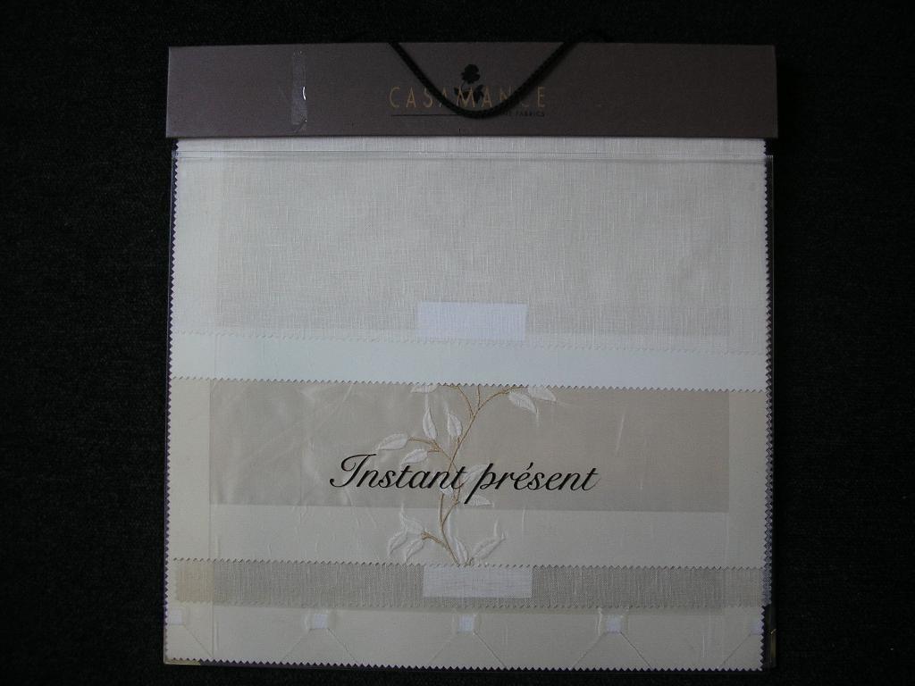 ALBUM POUR ECHANTILLONNAGES D'ARTICLES TEXTILES. LE CATALOGUE SE PRESENTE SOUS LA FORME D'UNE BASE CARTONNEE POUR LE FOND ET L'ARMATURE, ET D'UNE FEUILLE PLASTIFIEE TRANSPARENTE SUR LE DEVANT.
SUR L'ARMATURE EST IMPRIME UN LOGO PUBLICITAIRE, ET LE NOM DE LA COLLECTION DE TISSUS SUR LA COUVERTURE PLASTIFIEE. CE CATALOGUE EST COMPOSE DE DIVERSES COUPES DE TISSUS COMPORTANT, SUR CHAQUE VERSO DES COUPES, UNE ETIQUETTE RELATIVE AUX REFERENCES DES TISSUS. L'ALBUM EST TRANSPORTABLE GRACE A UNE CORDELETTE FIXEE SUR LE DESSUS DE L'ARMATURE.

DIMENSIONS : 45 X 47 CM