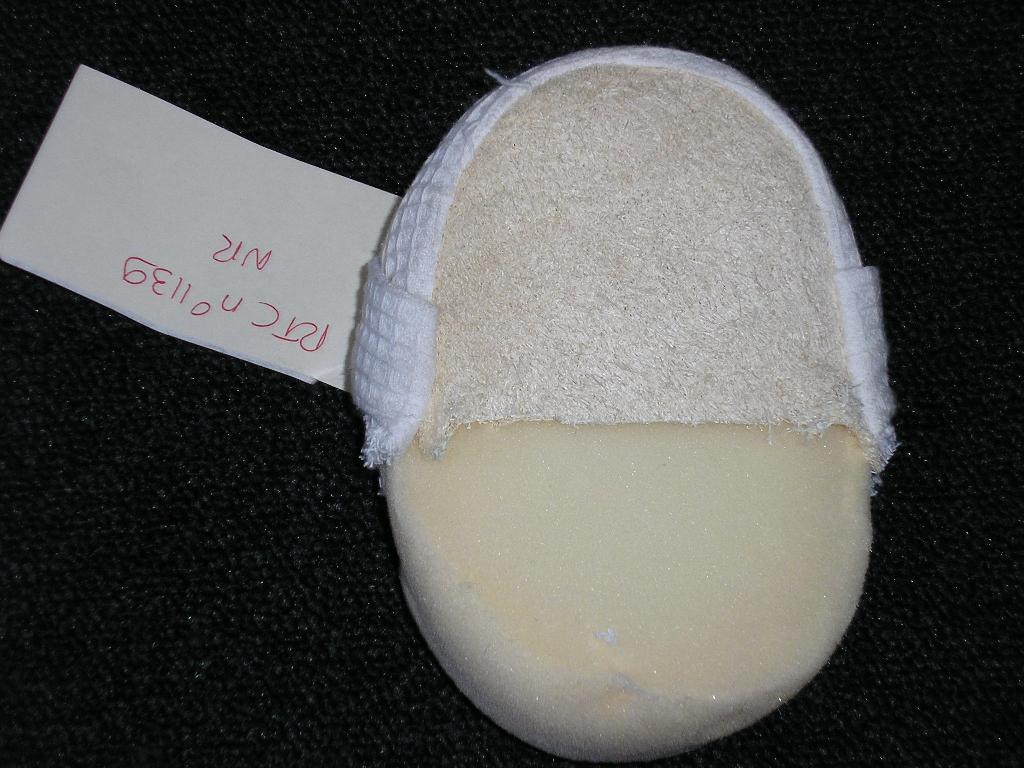 ARTICLE POUR LA TOILETTE DES PERSONNES SE PRESENTANT SOUS LA FORME D UNE EPONGE DE FRICTION COMPOSÉE D'UNE ENVELOPPE EN LUFFA D'UN CÔTÉ, EN TISSU DE COTON AVEC UNE LANIÈRE DE MAINTIEN SUR LA FACE SUPÉRIEURE, ET CONTENANT UNE MOUSSE SYNTHÉTIQUE.