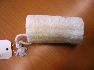 EPONGE DE TOILETTE EN SISAL, DE FORME CYLINDRIQUE, COMPORTANT DES CAVITES EN SON CENTRE ET UN CORDON A UNE EXTREMITE.