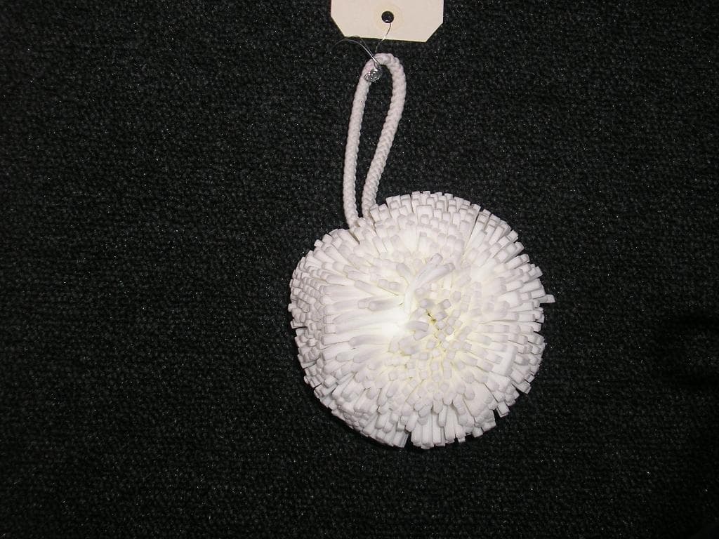 ARTICLE DE TOILETTE SIMILAIRE A UNE FLEUR DE DOUCHE EN MATIERE PLASTIQUE (98% POLYÉTHYLÈNE,2% ETHYLENE/VYNIL ACETATE).
LA FLEUR COMPORTE UN LIEN TEXTILE PERMETTANT DE LA SUSPENDRE.