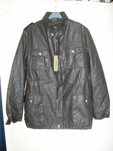 PARKA POUR HOMMES CONFECTIONNÉ EN TISSU DE COTON ENDUIT DE POLYURETHANNE DE FACON NON PERCEPTIBLE A L'OEIL NU, DESCENDANT SOUS LA MI-CUISSE, AVEC DES MANCHES LONGUES MUNIES AUX EXTREMITES D'UNE PATTE, D'UN BOUTON ET D'UN BOUTON-PRESSION, AVEC UNE PATTE SUR LES EPAULES, AVEC UNE OUVERTURE COMPLETE SE FERMANT PAR UNE FERMETURE À GLISSIÈRE RECOUVERTE D'UN RABAT GAUCHE SUR DROITE MAINTENU PAR DES BOUTONS, AVEC UN COL DROIT FERMANT PAR DES BOUTONS-PRESSION, AVEC UN CAPUCHON INTEGRE DANS LE COL, AVEC UNE DOUBLURE LÉGÈREMENT MATELASSEE, AVEC UNE BANDE ELASTIQUEE A LA TAILLE, AVEC UN CORDON COULISSANT ET RESSERRANT À LA BASE. LE DOS EST MUNI D'UN SOUFLET D'AISANCE DES EPAULES A LA TAILLE ET DE DEUX FENTES A LA BASE COMPORTANT DES BOUTONS-PRESSION.   L'ARTICLE PRÉSENTE QUATRE POCHES A SOUFFLET EXTERNES MUNIES D'UN RABAT FERMANT PAR UN BOUTON, UNE POCHE EXTERNE MUNIE D'UNE FERMETURE A GLISSIERE ET DEUX POCHES INTERNES. LA MARQUE EST BRODEE A GAUCHE DE LA POITRINE.  

TAILLE L  (POIDS 1130 G)