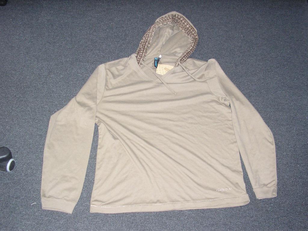 VETEMENT NON RECONNAISSABLE COMME ÉTANT POUR HOMME OU POUR FEMME, DE STYLE SWEAT-SHIRT, DE CONTEXTURE LOURDE, EN ETOFFE DE BONNETERIE DE MAJORITAIRE DE SOIE (80% SOIE – 20% COTON), DESTINE A COUVRIR LA PARTIE SUPERIEURE DU CORPS, DESCENDANT JUSQU'AUX HANCHES, AVEC UN CAPUCHON FIXE DOTE D’UN CORDON COULISSANT RESSERRANT SUR SON POURTOUR, AVEC UNE ENCOLURE EN « V » PEU PROFONDE DOTEE D’UN BORD-COTES, AVEC DES MANCHES LONGUES MUNIES D'UN BORD-COTES AUX EXTREMITES, AVEC UN OURLET A LA BASE, AVEC DES MOTIFS DECORATIFS LE LONG DE LA CAPUCHE AVEC UNE BRODERIE AU BAS DU VÊTEMENT. 

TAILLE L
POIDS 400 GRAMMES