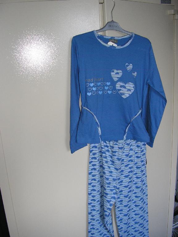 PYJAMA POUR FEMME, CONFECTIONNÉ EN ÉTOFFE DE BONNETERIE, 100% COTON, COMPOSÉ DE DEUX ELEMENTS :
- UN VÊTEMENT DE TYPE T-SHIRT, DESTINÉ À RECOUVRIR LA PARTIE SUPÉRIEURE DU CORPS, DESCENDANT JUSQU'AUX HANCHES, COMPORTANT DES MANCHES LONGUES ET UNE BASE OURLEES, ET DES MOTIFS DECORATIFS "COEUR".

- UN PANTALON DESCENDANT JUSQU'AUX CHEVILLES, SANS OUVERTURE, COMPORTANT UNE BANDE ÉLASTIQUÉE À LA TAILLE, UN OURLET À LA BASE ET DES MOTIFS DECORATIFS "COEUR".
