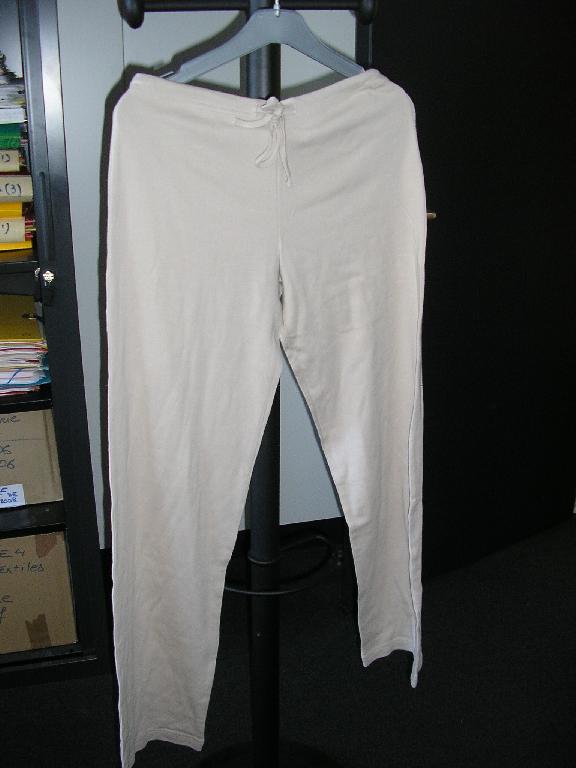 ENSEMBLE COMPOSE D'UN HAUT ET D'UN PANTALON, CONFECTIONNE DANS LA MEME ETOFFE DE BONNETERIE DE COTON (100 % ), TEINTS UNIFORMEMENT, CONDITIONNES ENSEMBLE POUR LA VENTE AU DETAIL.

LE HAUT EST UN VETEMENT DESTINE A RECOUVRIR LA PARTIE SUPERIEURE DU CORPS, DE FORME AMPLE, DESCENDANT JUSQU'A LA TAILLE, SANS OUVERTURE, AVEC UNE ENCOLURE EN V ORNE D'UN BIAIS DECORATIF ET COMPORTANT L'INCRIPTION “BEAUTIFUL LIFE” AU NIVEAU DE LA POITRINE. L'ARTICLE COMPORTE DES MANCHES LONGUES AVEC UN OURLET A LEUR EXTREMITE, ET UN LARGE OURLET A LA BASE.

LE BAS EST UN PANTALON DE FORME AMPLE, SANS OUVERTURE, POSSEDANT UN ELASTIQUE RESSERANT A LA TAILLE ET UN CORDON DE RESSERRAGE PASSANT SOUS TUNNEL ET SE NOUANT SUR LE DEVANT. L'EXTREMITE DES JAMBES EST OURLEE.