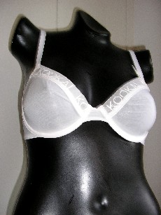 SOUTIEN-GORGE, POUR FEMMES, CONFECTIONNE EN ETOFFE DE BONNETERIE 75% NYLON ET 25% ELASTANE, COMPORTANT DES ARMATURES, DES BRETELLES REGLABLES, UNE FERMETURE DANS LE DOS PAR AGRAFE, AVEC LOGO PUBLICITAIRE IMPRIME SUR LA BANDE ELASTIQUE DE CHAQUE BONNET.
