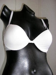 SOUTIEN-GORGE, POUR FEMMES, CONFECTIONNE EN ETOFFE DE BONNETERIE 51% POLYESTER, 24% POLYURETHANE, 16% NYLON ET 9% ELASTANE, COMPORTANT DES ARMATURES, DES BRETELLES REGLABLES, LES BONNETS SONT RENFORCES DE MOUSSE, AVEC UNE FERMETURE DANS LE DOS PAR AGRAFES, AVEC LOGO PUBLICITAIRE IMPRIME SUR LA BANDE ELASTIQUE DU DOS.
