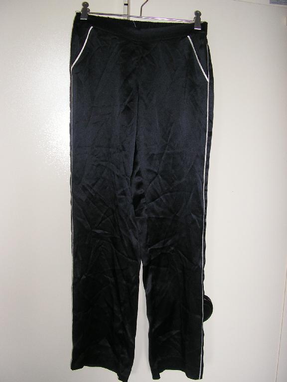 PANTALON POUR FEMMES CONFECTIONNÉ EN TISSU DE SOIE (100%), SANS OUVERTURE, DE FACTURE AMPLE ET FLUIDE, DESCENDANT JUSQU'AUX CHEVILLES EN ENVELOPPANT SÉPARÉMENT CHAQUE JAMBE, SANS OUVERTURE, AVEC LA TAILLE LÉGÈREMENT ÉLASTIQUEE ET AVEC 2 POCHES PLAQUÉES. LA BASE DU PANTALON EST OURLÉE. L'ARTICLE PRÉSENTE ÉGALEMENT DEUX LISERETS BLANCS SUR CHAQUE COTÉ LATÉRAL ET UN LISERET BLANC SUR LA BORDURE DE LA POCHE.