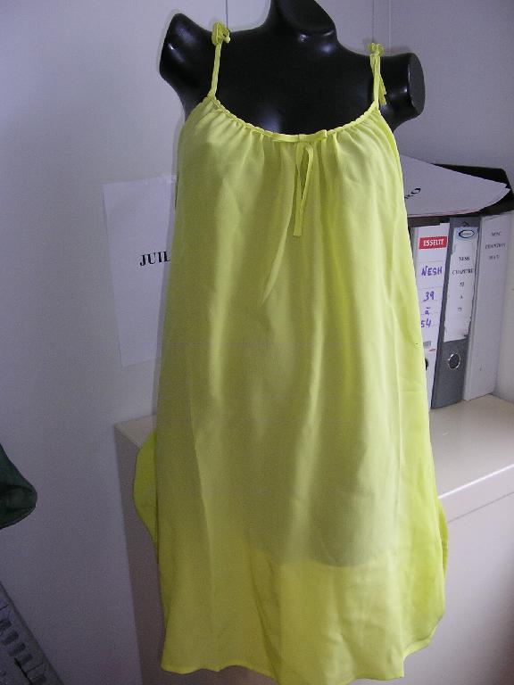 ROBE CONFECTIONNÉE EN TISSU DE SOIE (100%), DE FACTURE AMPLE ET FLUIDE, DESTINÉE A COUVRIR LE CORPS, DESCENDANT JUSQU'AUX GENOUX, SANS OUVERTURE, DÉPOURVUE DE MANCHES, AVEC DES BRETELLES TRÈS FINES A NOUER ET UNE ENCOLURE LÉGÈREMENT DÉCOLLETÉE COMPORTANT EN SON MILIEU UN NOEUD DÉCORATIF, AVEC UN BIAIS FANTAISIE SUR LE POURTOUR DU VÊTEMENT ET DES FRONCES DÉCORATIVES SOUS L'ENCOLURE ET AU DOS. EN OUTRE, LA BASE DU VÊTEMENT EST OURLÉE.

LONGUEUR : 93 CM
TAILLE : 40