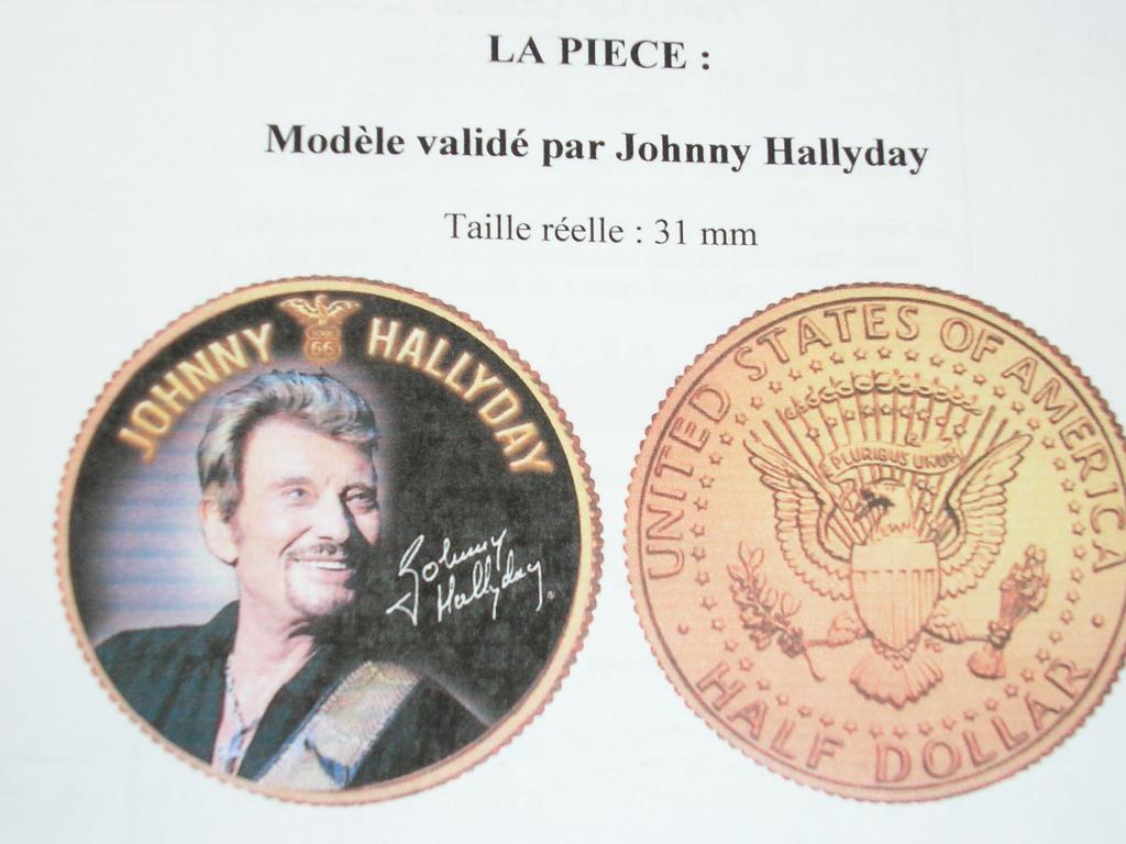 PIÈCE DE MONNAIE D'UN DEMI DOLLAR (92% CUIVRE,8% NICKEL) DORÉE ET COLORISÉE. 
IL S'AGIT D'UNE PIÈCE COURANTE HD KENNEDY AYANT COURS LÉGAL AUX ETATS UNIS.ELLE PRÉSENTE SUR UNE FACE LA REPRÉSENTATION DE JOHNNY HALLYDAY.

ELLE EST LIVRÉE POUR LA VENTE AU DÉTAIL AVEC UN COFFRET DE COLLECTION ET SON CERTIFICAT D'AUTHENTICITÉ.

DIAMÈTRE 31 MM