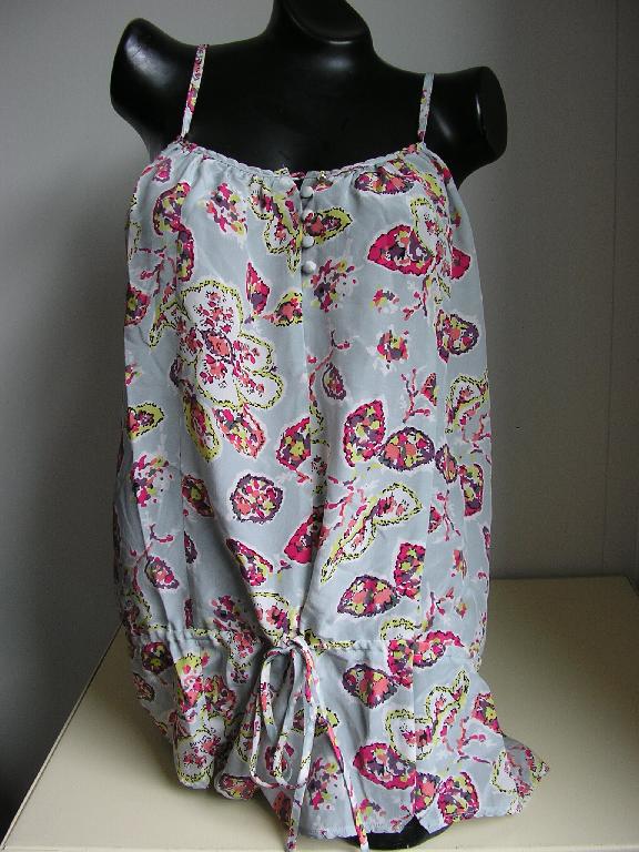 COMBI-SHORT POUR FEMMES, EN TISSU DE SOIE (100%), DESTINÉ A COUVRIR LA PARTIE SUPÉRIEURE DU CORPS, DESCENDANT JUSQU'AU HAUT DES CUISSES, SANS MANCHES, AVEC DE FINES BRETELLES A NOUER, AVEC UNE ENCOLURE DROITE, AVEC UNE OUVERTURE PARTIELLE SOUS L'ENCOLURE SE FERMANT DROITE SUR GAUCHE A L'AIDE DE 5 PETITS BOUTONS, ET AVEC UN LIEN RESSERRANT AU NIVEAU DE LA TAILLE SE NOUANT SUR LE DEVANT. 
EN OUTRE, L'ARTICLE PRÉSENTE UN BIAIS FANTAISIE SUR TOUT LE POURTOUR DU VÊTEMENT ET A LA BASE DES CUISSES.