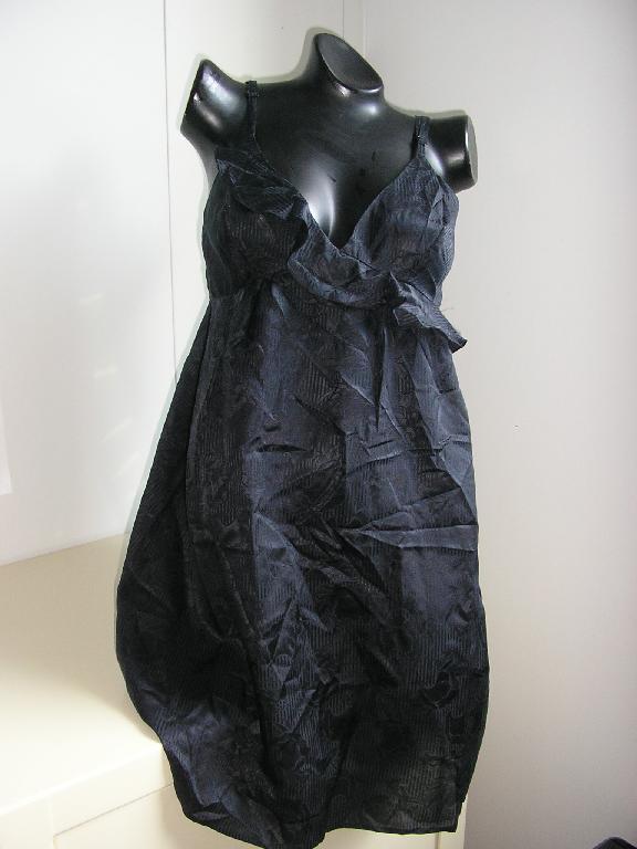 ROBE POUR FEMMES, CONFECTIONNÉE EN TISSU MAJORITAIRE DE COTON (62% COTON, 38% SOIE), DE CONTEXTURE LÉGÈRE ET DE FACTURE AMPLE, DESTINÉE A COUVRIR LA PARTIE SUPÉRIEURE DU CORPS, AVEC DEUX FINES BRETELLES RÈGLABLES ET UNE ENCOLURE EN « V » SUR LE DEVANT BORDÉE D'UN VOLANT AU NIVEAU DE LA POITRINE. LE DOS EST BORDÉ PAR UN ÉLASTIQUE ET LA BASE DU VÊTEMENT EST OURLÉE.

LONGUEUR : 91 CM