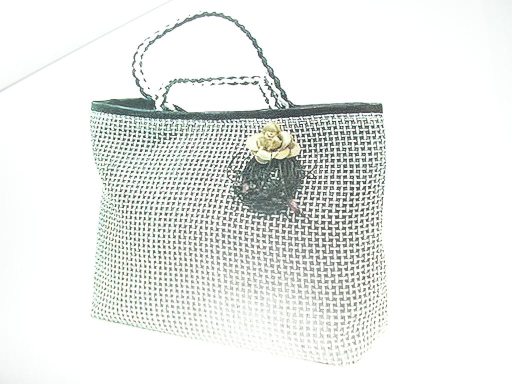 OUVRAGE DE VANNERIE OBTENU DIRECTEMENT A PARTIR DE MATIERE A TRESSER.
IL SE PRÉSENTE SOUS LA FORME D'UN PANIER TRESSÉ EN CORDELETTE DE PAPIER,AVEC UN INTÉRIEUR DOUBLÉ DE TISSU,AVEC DEUX ANSES.
UNE DECORATION REPRÉSENTANT UNE FLEUR ORNE UNE DES FACES DU PANIER.

DIMENSIONS 50X18X57 CM.
