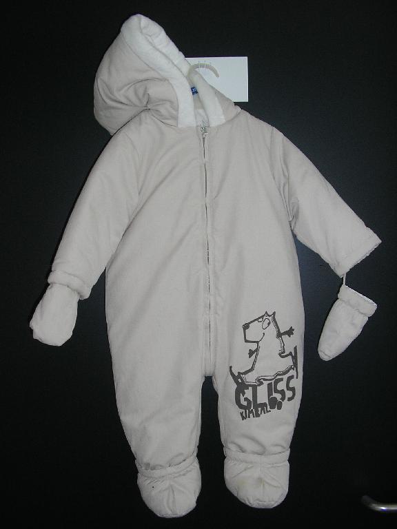 COMBINAISON POUR BÉBÉ ENTIÈREMENT REMBOURRÉE, CONFECTIONNÉE EN TISSU MAJORITAIRE DE COTON (60% COTON, 40% POLYESTER), ENVELOPPANT SÉPARÉMENT CHAQUE JAMBE, AVEC UNE OUVERTURE INTÉGRALE SE FERMANT A L'AIDE D'UNE FERMETURE A GLISSIÈRE, AVEC UNE CAPUCHE ET AVEC DES MANCHES LONGUES DONT L'EXTRÉMITÉ SE TERMINE PAR UN OURLET. 
EN OUTRE, LA COMBINAISON PRÉSENTE DES MOUFLES ATTACHÉES PAR UN BOUTON AUX EXTREMITÉS DE CHAQUE MANCHE ET DES CHAUSSONS ATTACHÉS PAR DEUX BOUTONS-PRESSION A LA BASE DE CHAQUE JAMBE. 
UN DESSIN DÉCORATIF EST IMPRIMÉ SUR LA JAMBE GAUCHE DE LA COMBINAISON.

TAILLE : 18 MOIS