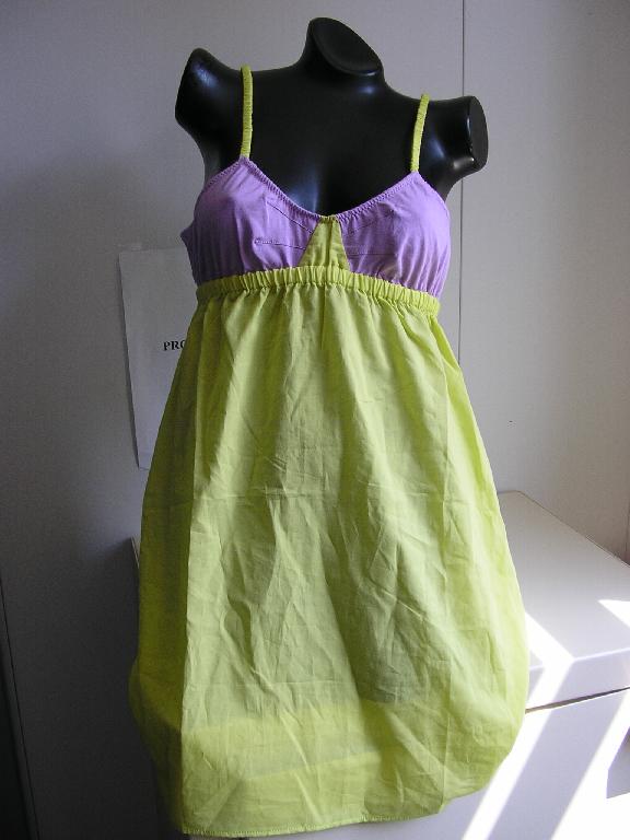 VÊTEMENT POUR FEMMES CONFECTIONNÉ EN TISSU MAJORITAIRE DE COTON (91% COTON, 9% ÉLASTHANNE), GENRE ROBE, DESTINÉ À RECOUVRIR LA PARTIE SUPÉRIEURE DU CORPS, DESCENDANT SOUS LA TAILLE, COMPORTANT UNE ENCOLURE ARRONDIE, AVEC DE FINES BRETELLES RÈGLABLES ET UN OURLET A LA BASE. LE VÊTEMENT PRÉSENTE UNE BANDE ÉLASTIQUE SOUS LA POITRINE ET TOUT AUTOUR DU VÊTEMENT, AVEC DES FRONCES EN DESSOUS DE L'ÉLASTIQUE. EN OUTRE, LA POITRINE ET LE POURTOUR DU VÊTEMENT EST EN ÉTOFFE DE BONNETERIE.

LONGUEUR : 89 CM