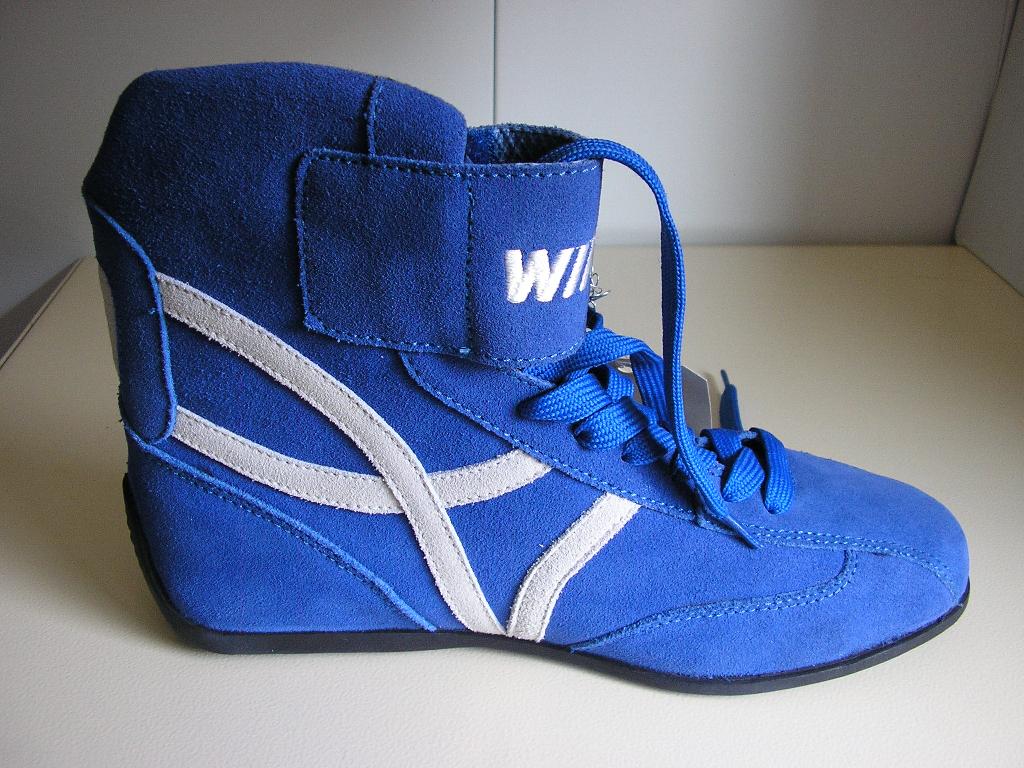 CHAUSSURE DE SPORT, DESTINÉE À LA PRATIQUE DU KARTING, AVEC UNE FINE SEMELLE EXTÉRIEURE EN POLYCHLORURE DE VINYLE (PVC) ET UN DESSUS EN CUIR NATUREL, AVEC UN LÉGER REMBOURRAGE INTÉRIEUR, AVEC UNE LANGUETTE ET UNE SEMELLE INTÉRIEURE D'UNE LONGUEUR SUPÉRIEURE À 24 CM. CETTE CHAUSSURE COUVRE LA CHEVILLE ET COMPORTE UNE OUVERTURE SUR LE DESSUS SE FERMANT AU MOYEN D'UN LACET ET D'UNE BANDE VELCRO. LA CHAUSSURE PRÉSENTE UN LOGO PUBLICITAIRE COUSU AU NIVEAU DU TALON ET LE NOM DE LA MARQUE SUR LA BANDE VELCRO ET LE DEVANT DE L'ARTICLE.
