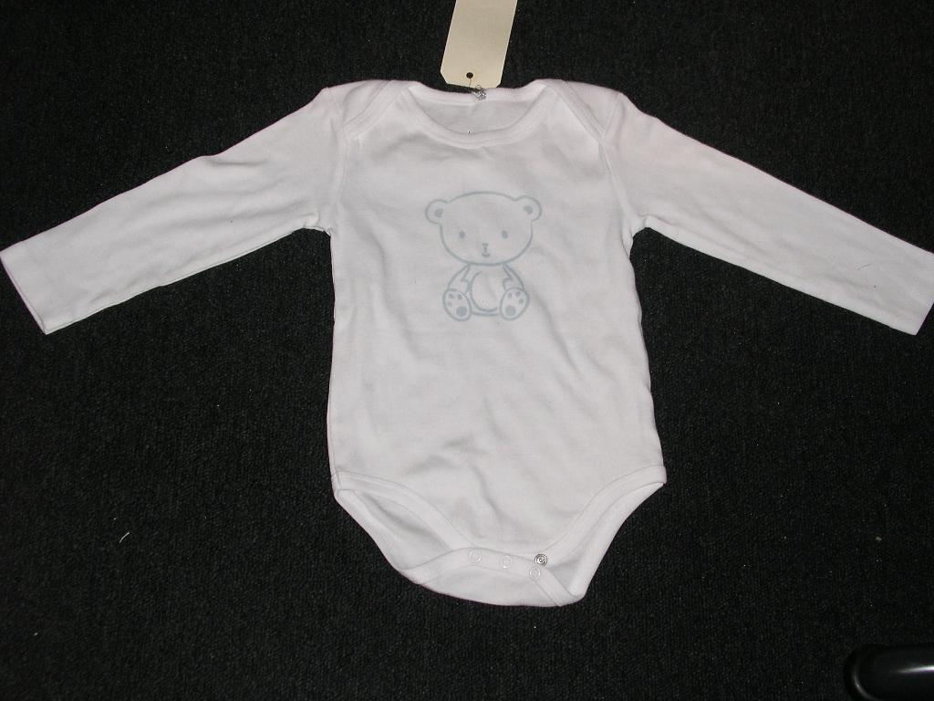 VETEMENT POUR ENFANT DE 36 MOIS, GENRE BODY, CONFECTIONNÉ EN ÉTOFFE DE BONNETERIE DE COTON 100%, AVEC UNE ENCOLURE RONDE POURVUE D'UN BIAIS SUR SON POURTOUR, AVEC DES MANCHES LONGUES TERMINÉES PAR UN OURLET, AVEC UNE OUVERTURE A L'ENTREJAMBE SE FERMANT AU MOYEN DE TROIS BOUTONS PRESSIONS.
UN MOTIF OURSON EST IMPRIMÉ SUR LA POITRINE.