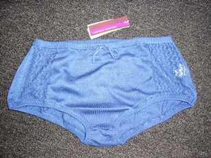PETIT SHORT D'INTÉRIEUR POUR FEMMES, EN ÉTOFFE DE BONNETERIE AJOURÉE DE FIBRES ARTIFICIELLES (50% MODAL, 50% COTON) LÉGER, SANS OUVERTURE, AVEC UN BORD-COTES MUNI D'UN CORDON SUR LE POURTOUR DE LA TAILLE ET D'UN BORD-COTES SUR LE POURTOUR DES JAMBES.
