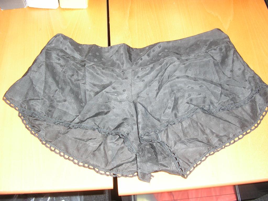SHORT POUR FEMME CONFECTIONNÉ EN TISSU DE COTON MAJORITAIRE (60% COTON,40% SOIE) SANS OUVERTURE SUR LE DEVANT, AVEC UNE TAILLE ÉLASTIQUÉE DANS LE DOS, AVEC UN GALON DE DENTELLE AJOURÉE COUSU A LA BASE DES JAMBES.

TAILLE 40