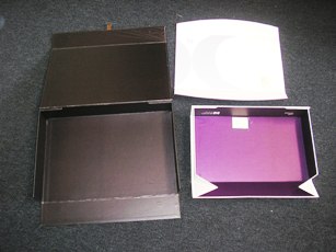 LOT DE DEUX BOITES PLIANTES EN CARTON COMPOSE DE :  

- UNE BOITE DE FORME RECTANGULAIRE MUNIE D'UN PORTE ETIQUETTE ET D'UN SYSTEME DE FERMETURE PLIANT AIMANTE SUR LA TRANCHE AVEC UN RUBAN FACILITANT L'OUVERTURE.  
- CETTE BOITE  CONTIENT UNE DEUXIEME BOITE MUNIE D'UN COUVERCLE AMOVIBLE COMPORTANT DEUX RABATS MOBILES SUR LA LONGUEUR MAINTENU PAR UN SYSTEME AIMANTE. LA BOITE EST CONSTITUEE D'UN CARTON PLIABLE AVEC UN SYSTEME AIMANTE PERMETTANT LE PLIAGE DES ANGLES.   

CES BOITES SONT DESTINEES A CONTENIR DES PLATEAUX REPAS.