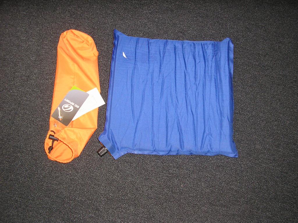 PRODUIT DÉNOMMÉ "MATELAS AUTOGONFLANT" DESTINÉ A ÊTRE UTILISÉ EN PLEIN AIR,COMME ARTICLE DE CAMPEMENT.
LA SURFACE EXTÉRIEURE EST CONFECTIONNÉE EN TISSU DE FIBRES SYNTHÉTIQUES (POLYESTER)ENDUITE SUR LA FACE INTÉRIEURE DE MATIÈRE PLASTIQUE. CET ARTICLE COMPORTE UN REMBOURRAGE INTERMÉDIAIRE SE PRÉSENTANT SOUS LA FORME D'UNE FEUILLE DE MOUSSE ALVÉOLAIRE. 
LE MATELAS EST ÉQUIPÉ D'UNE VALVE QUI PERMET L'ENTRÉE DE L'AIR QUAND IL EST DÉROULÉ ET LA SORTIE DE L'AIR LORSQU'IL EST ENROULÉ.

L'ARTICLE EST PRÉSENTÉ POUR LA VENTE AU DÉTAIL,ENROULÉ DANS UNE HOUSSE TEXTILE FERMÉE PAR UN CORDON RESSERRANT.

DIMENSIONS:2.5x183x51 CM
POIDS:1050 GRAMMES