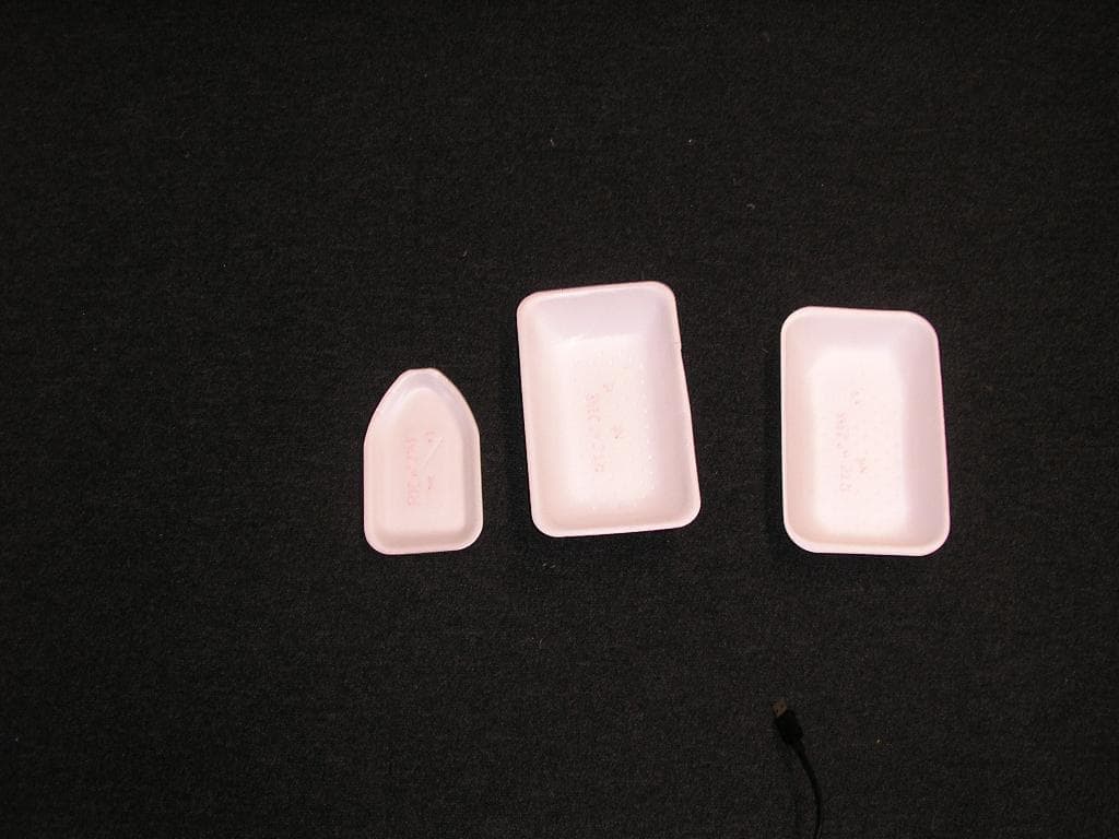 LOT DE TROIS BARQUETTES ALIMENTAIRES EN POLYSTYRÈNE EXPANSÉ (PSE) DE FORME RECTANGULAIRE OU LÉGÈREMENT ARRONDIES. ELLES PRÉSENTENT DES CONTENANCES DIFFÉRENTES.