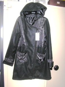 MANTEAU NON RECONNAISSABLE COMME ÉTANT POUR HOMMES OU POUR FEMMES EN ÉTOFFE DE BONNETERIE GRATTÉE DE FIBRES SYNTHÉTIQUES (100% POLYESTER), DE TYPE POLAIRE, MUNIE D'UNE FINE COUCHE DE NON-TISSE THERMOCOLLE, AVEC DOUBLURE ET DESCENDANT JUSQU'AUX GENOUX (LONGUEUR DOS : 88 A 91 CM). CE MANTEAU COMPORTE UN CAPUCHON, DES MANCHES LONGUES, UNE OUVERTURE COMPLÈTE SUR LE DEVANT SE FERMANT PAR UNE FERMETURE À GLISSIÈRE, DEUX POCHES PLAQUEES SOUS LA TAILLE MUNIES D'UNE PATTE, DES EMPIECEMENTS EN TISSU AU NIVEAU DE LA POITRINE, DES POCHES ET AUX EXTREMITES DES MANCHES.