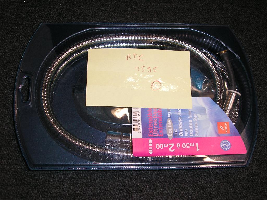 FLEXIBLE DE DOUCHE SE PRÉSENTANT SOUS LA FORME D'UN TUYAU EN CAOUTCHOUC VULCANISÉ NON DURCI (EPDM) RENFORCÉ PAR UNE GAINE SPIRALÉE EN INOX. IL EST PRÉSENTÉ AVEC UN ÉCROU EN LAITON CHROMÉ AINSI QUE DEUX JOINTS EN CAOUTCHOUC.

CE FLEXIBLE EST PRÉSENTÉ SOUS BLISTER PLASTIQUE POUR LA VENTE AU DÉTAIL.

LONGUEUR:1.5 A 2 M