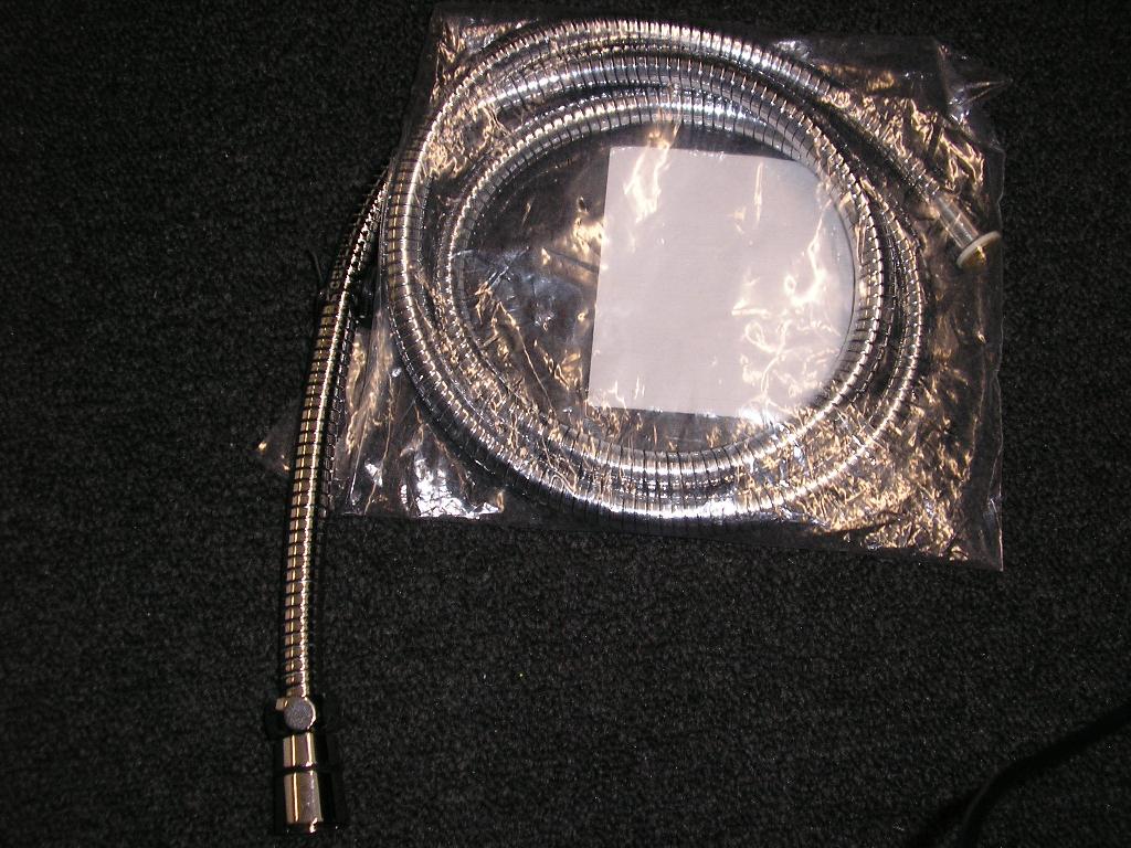 FLEXIBLE DE DOUCHE SE PRÉSENTANT SOUS LA FORME D'UN TUYAU EN CAOUTCHOUC VULCANISÉ NON DURCI (EPDM) RENFORCÉ PAR UNE GAINE SPIRALÉE EN INOX. IL EST PRÉSENTÉ AVEC UN ÉCROU EN LAITON CHROMÉ AINSI QUE DEUX JOINTS EN CAOUTCHOUC.

CE FLEXIBLE EST PRÉSENTÉ SOUS EMBALLAGE PLASTIQUE POUR LA VENTE AU DÉTAIL.

LONGUEUR: 1.5 A 2 M