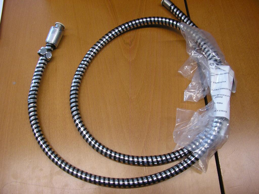FLEXIBLE DE DOUCHE CONFECTIONNE DE DEUX COUCHES : UNE COUCHE EN MATIERE PLASTIQUE (PVC) NOIRE RENFORCEE SUR LE DESSUS D’UNE DEUXIEME COUCHE DE MATIERE PLASTIQUE TRANSLUCIDE ET D’UN LISERE EN MATIERE PLASTIQUE ARGENT, D’UNE LONGUEUR DE 1.50 M. IL EST DOTE A UNE EXTREMITE D’UN EMBOUT EN METAL ET A L'AUTRE EXTRÊMITÉ D'UN ÉCROU EN LAITON. 

CE FLEXIBLE DE DOUCHE EST LIVRÉ AVEC DEUX JOINTS EN CAOUTCHOUC.