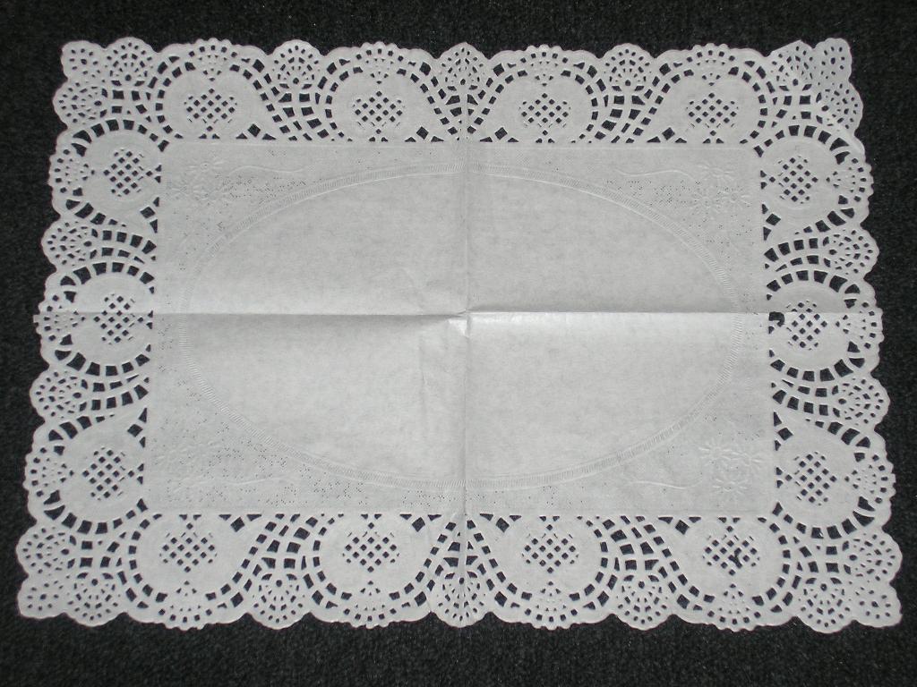 NAPPERON DÉCORATIF EN PAPIER ORNÉ DE DENTELLES SUR SON POURTOUR. IL EST DESTINE A DECORER DES PLATEAUX DE SERVICE OU DES ASSIETTES.
