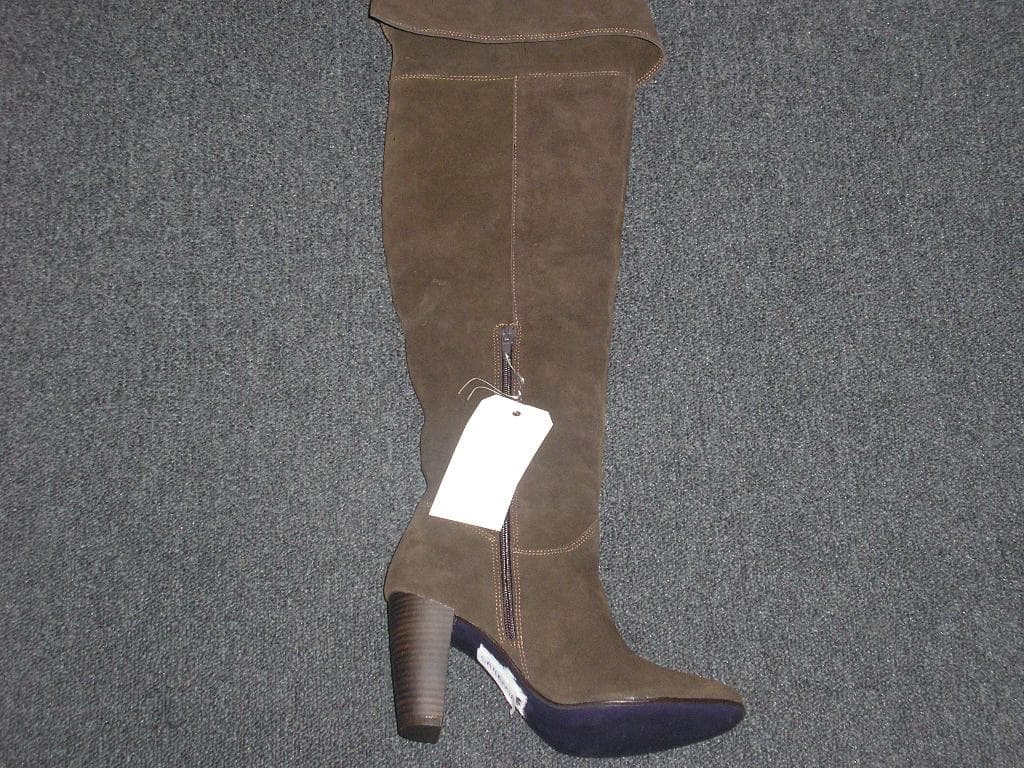 BOTTE CUISSARDE POUR FEMME,COUVRANT LA CHEVILLE ET LE MOLLET, AVEC UN DESSUS EN CUIR (CROUTE VELOURS),AVEC UNE SEMELLE EXTÉRIEURE EN ÉLASTOMÈRE,DONT LA LONGUEUR DE LA SEMELLE INTÉRIEURE EST AU MOINS EGALE A 24 CM, AVEC UN TALON DE 9 CM. LE HAUT DE LA BOTTE PEUT ÊTRE RETOURNÉ.

POINTURE 37