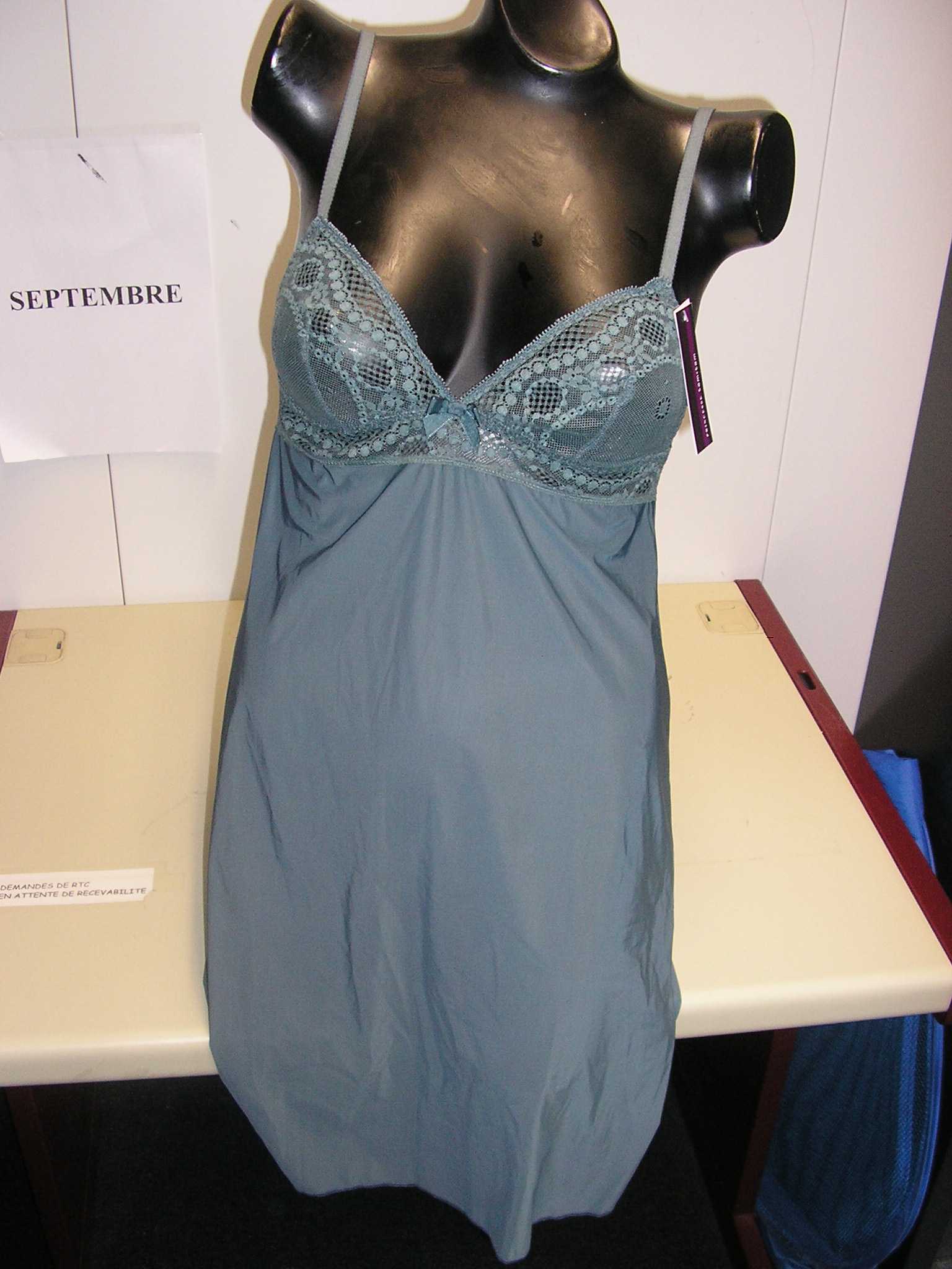 VÊTEMENT POUR FEMME, GENRE NUISETTE, CONFECTIONNÉ EN ÉTOFFE DE BONNETERIE DE FIBRES SYNTHÉTIQUES (74% POLYAMIDE, 26% ÉLASTHANNE), DESTINÉ A RECOUVRIR LE CORPS, COMPORTANT DE FINES BRETELLES RÈGLABLES, UNE DÉCOUPE POITRINE EN DENTELLE ET UN EMPIÈCEMENT DE DENTELLE RAPPORTÉ SOUS LA POITRINE ET DANS LE DOS, POURVU D'UN ÉLASTIQUE. LA NUISETTE PRÉSENTE ÉGALEMENT UN NŒUD DÉCORATIF AU MILIEU DE LA POITRINE ET UN OURLET A LA BASE.