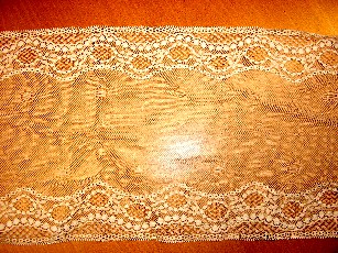 BANDE D'ETOFFE DE BONNETERIE, GENRE DENTELLE RASCHEL, DE FIBRES SYNTHETIQUES (69% POLYAMIDE, 31% ELASTHANNE) D'UNE LARGEUR DE 22,5 CM, COMPORTANT UN MOTIF FANTAISIE.