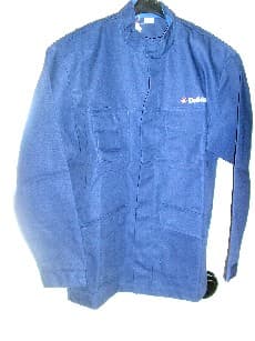 VETEMENT DESTINE A RECOUVRIR LA PARTIE SUPERIEURE DU CORPS, GENRE VESTE DE TRAVAIL, POUR HOMME, COMPOSE DE DEUX PANNEAUX FRONTAUX ET D'UN PANNEAU DORSAL, EN TISSU DE COTON MAJORITAIREMENT (65% COTON, 35% POLYESTER) NON DOUBLE, COMPORTANT UN COL DROIT, UNE OUVERTURE COMPLETE SUR LE DEVANT AVEC UNE FERMETURE A GLISSIERE, SE FERMANT GAUCHE SUR DROITE PAR UNE PATTE MUNIE DE BOUTONS-PRESSION, DES MANCHES LONGUES AUX EXTREMITES OURLEES ET EN PARTIE ELASTIQUEE, UNE POCHE DE CHAQUE COTE DE LA POITRINE DONT UNE POUR TELEPHONE PORTABLE AVEC RABAT ET BANDE VELCRO, UNE POCHE DE CHAQUE COTE DES HANCHES AVEC RABAT ET BOUTON-PRESSION, UN  OURLET A LA BASE ET UN LOGO ET UNE MARQUE SUR LA POITRINE EN HAUT DE LA POCHE ET EN HAUT DU DOS. 

TAILLE L  

CETTE VESTE EST TRAITEE ANTI-FEU.