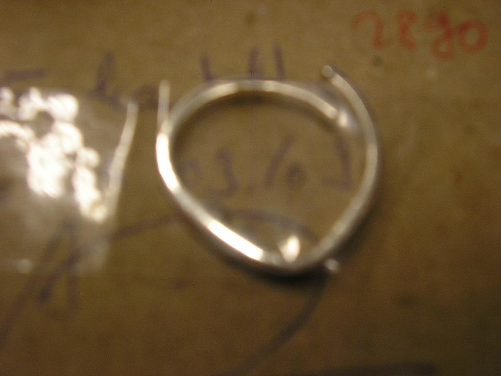 BAGUE EN ARGENT MASSIF DESTINÉE A UN USAGE PARAMÉDICAL.
IL S'AGIT D'UN ANNEAU ANTI-RONFLEMENT(OUVERT ET RÉGLABLE) QUI DOIT ÊTRE POSITIONNÉ SUR LE PETIT DOIGT AU COUCHER. UN LOGO PUBLICITAIRE EST GRAVÉ SUR LE DESSUS DE LA BAGUE.

L'ARTICLE EST LIVRÉ POUR LA VENTE AU DÉTAIL AVEC UN PETIT ETUI ET PRÉSENTÉ SOUS BLISTER PLASTIQUE.