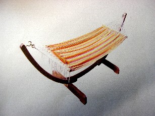 HAMAC EN MATIERE TEXTILE DE COTON MUNI AUX EXTREMITES D'UN ANNEAU EN METAL POUR LE SUSPENDRE A UN SUPPORT EN BOIS D'EUCALYPTUS, A POSER AU SOL.