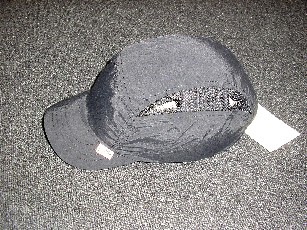 COIFFURE DE SECURITE, GENRE CASQUETTE, EN TISSU DE FIBRES SYNTHETIQUES (100% POLYESTER), DOTEE D'UNE VISIERE RIGIDE ET D'UN DISPOSITIF DE SERRAGE DERRIERE LA TETE SE FERMANT AU MOYEN D'UNE BANDE VELCRO, AVEC UNE BANDE EN FILET DE CHAQUE COTE, AVEC UNE DOUBLURE AMOVIBLE CONSISTANT EN UNE COQUE EN MATIERE PLASTIQUE COMPORTANT DE LA MOUSSE COLLEE, AVEC DES OUVERTURES SUR LE DESSUS. 

CETTE CASQUETTE EST DESTINEE A LA PRATIQUE DES SPORTS.