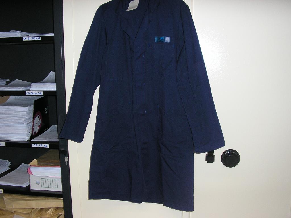VÊTEMENT DE TRAVAIL POUR HOMME,DE TYPE BLEU DE TRAVAIL,CONFECTIONNÉ EN TISSU DE COTON MAJORITAIRE (65% COTON,35% POLYESTER)AVEC UN COL CHEMISIER,AVEC UNE OUVERTURE TOTALE SUR LE DEVANT SE FERMANT GAUCHE SUR DROITE AU MOYEN DE BOUTONS PRESSIONS,AVEC DES MANCHES LONGUES TERMINÉES PAR UN OURLET,AVEC UNE POCHE POITRINE ET DEUX POCHES A HAUTEUR DE LA TAILLE,AVEC ÉGALEMENT UNE POCHE INTÉRIEURE,AVEC UNE BASE OURLÉE. UN LOGO EST IMPRIMÉ AU DESSUS DE LA POCHE POITRINE.

TAILLE M