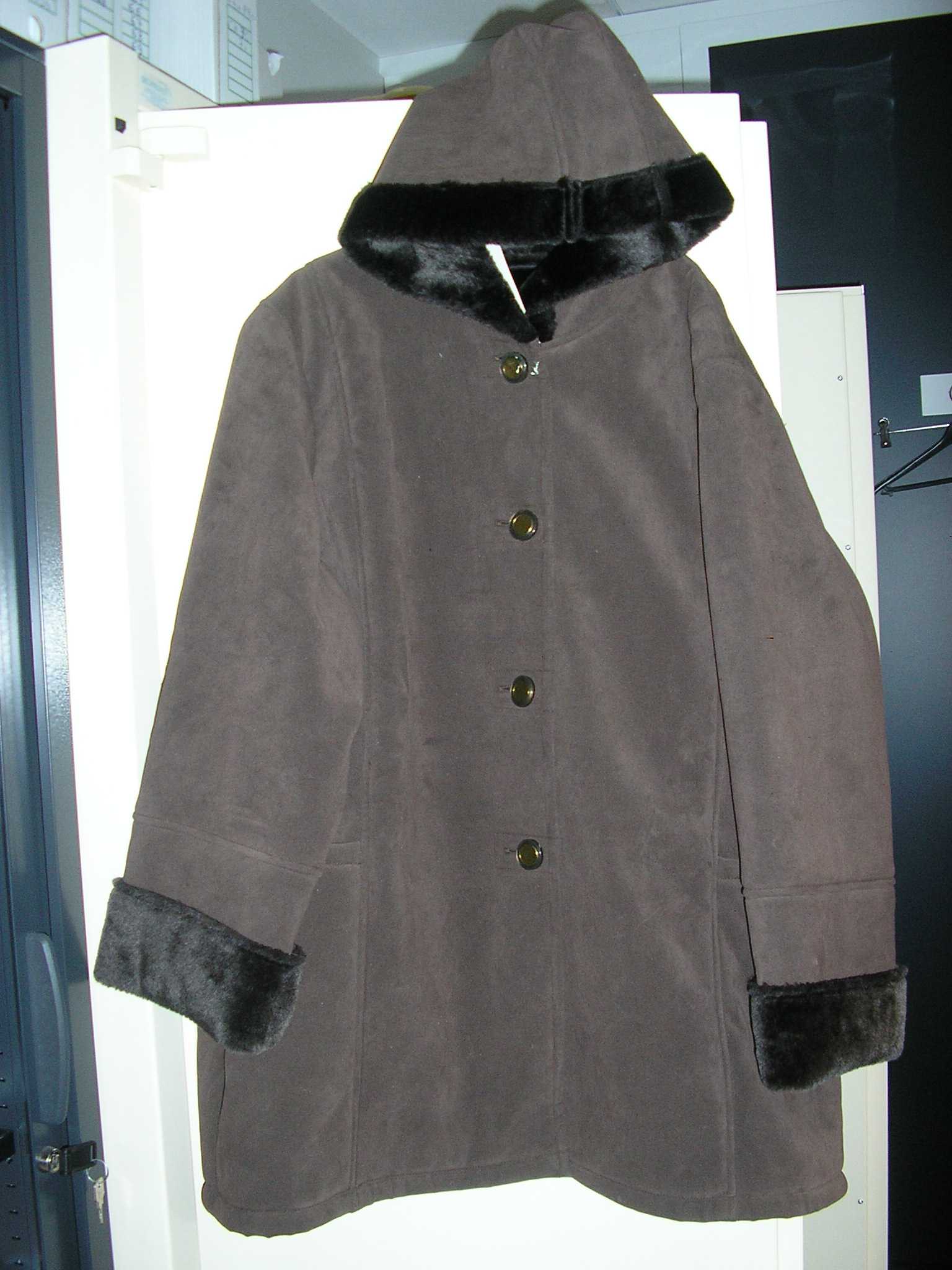 MANTEAU POUR FEMME, CONFECTIONNÉ EN ÉTOFFE DE BONNETERIE DE FIBRES SYNTHÉTIQUES (65% ACRYLIQUE, 35% POLYESTER) (ASPECT DAIM) CONTRECOLLÉE À UNE ÉTOFFE DE BONNETERIE À POILS LONGS DE FIBRES SYNTHÉTIQUES (ASPECT FOURRURE) SUR LA FACE INTERNE. LE VÊTEMENT EST DESTINÉ À COUVRIR LA PARTIE SUPÉRIEURE DU CORPS ET DESCEND JUSQU'AU DESSUS DES GENOUX, AVEC UNE OUVERTURE COMPLÈTE SUR LE DEVANT SE FERMANT AU MOYEN DE QUATRE BOUTONS, AVEC UN CAPUCHON FIXE DOUBLÉ DE FAUSSE FOURRURE, AVEC DES MANCHES LONGUES OURLÉES, ÉGALEMENT BORDÉES DE FAUSSE FOURRURE A LEURS EXTRÉMITÉS. EN OUTRE, LE MANTEAU PRÉSENTE UN OURLET A LA BASE ET DEUX POCHES PLAQUÉES AU NIVEAU DE LA TAILLE.

TAILLE : 54/56
LONGUEUR : 87 CM