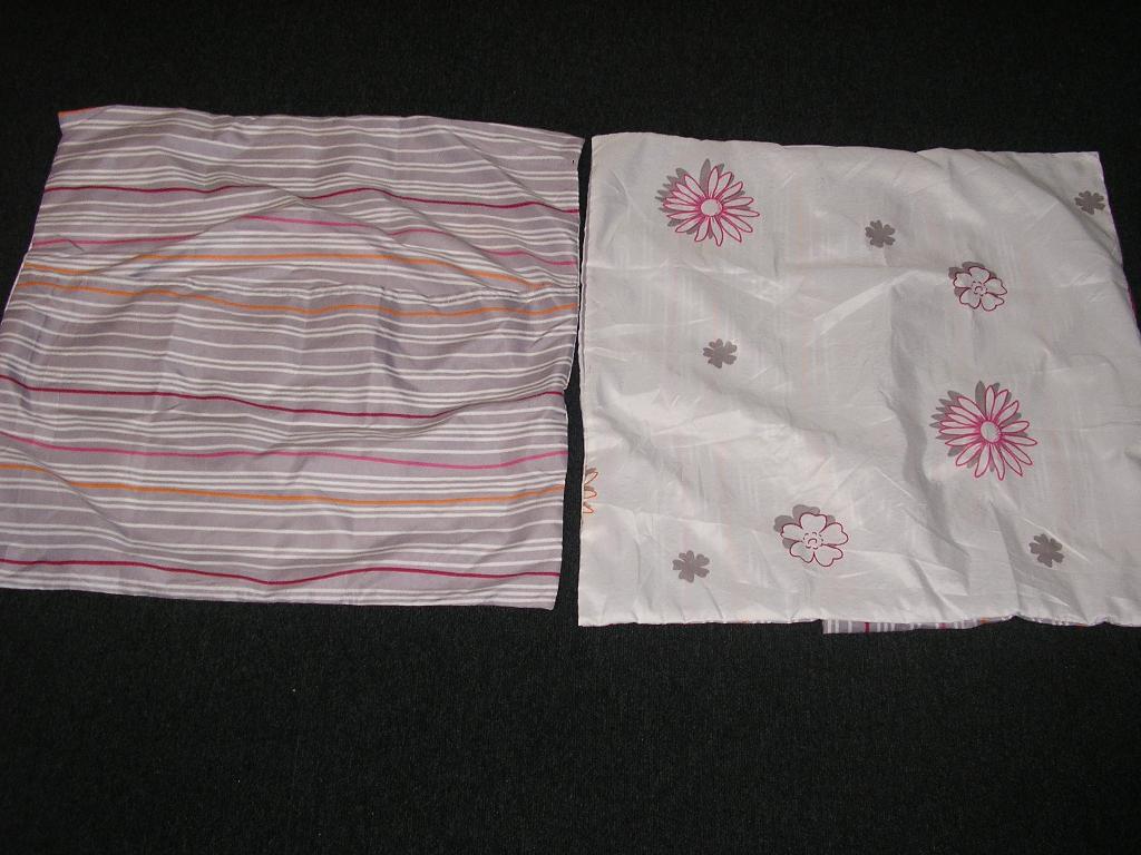 LOT DE DEUX TAIES D'OREILLER EN TISSU DE FIBRES SYNTHÉTIQUES (100% POLYESTER) COMPORTANT UN RABAT SUR LA FACE ARRIÈRE ET DONT LES BORDS SONT ARRÊTÉS PAR COUTURE.
ELLES COMPORTENT UNE IMPRESSION A FLEURS SUR LA PREMIÈRE FACE ET UNE IMPRESSION A RAYURES SUR LA LA DEUXIÈME.

DIMENSIONS:63X63 CM