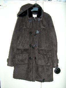 VETEMENT DESTINE A RECOUVRIR LE CORPS, GENRE MANTEAU, D'UNE LONGUEUR DE 91 CM, CONFECTIONNE EN ETOFFE DE BONNETERIE 100% POLYESTER ASPECT SUEDE, AVEC UNE DOUBLURE COMPLETE 100% ACRYLIQUE ASPECT FOURRURE, COMPORTANT UNE CAPUCHE AMOVIBLE PAR BOUTONS, UN COL, UNE OUVERTURE COMPLETE SUR LE DEVANT AU MILIEU AVEC DES BOUTON-PRESSIONS ET DES BRANDEBOURGS SE FERMANT DE DROITE SUR GAUCHE, DES MANCHES LONGUES AUX EXTREMITES OURLEES, UNE POCHE AVEC RABAT DE CHAQUE COTE DU VETEMENT, LA BASE DU VETEMENT SE TERMINE PAR UN OURLET.