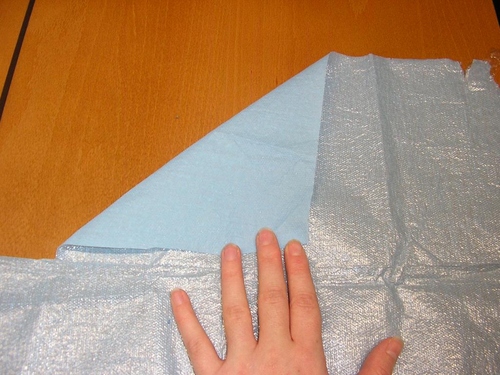 DRAP D'EXAMEN A USAGE MÉDICAL OU HYGIÉNIQUE EN PAPIER DE FIBRES DE CELLLULOSE RECOUVERT D'UNE FINE FEUILLE DE MATIÈRE PLASTIQUE (POLYÉTHYLÈNE)NE DÉPASSANT PAS LA MOITIÉ DE L'ÉPAISSEUR TOTALE DE CELUI-CI.

CE DRAP N'EST PAS DESTINÉ A LA VENTE AU DÉTAIL. IL EST PRÉSENTÉ EN ROULEAU DE FEUILLES PRÉDÉCOUPÉES DE FORME RECTANGULAIRE DE DIMENSIONS 39X50 CM.