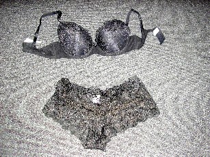 LOT DE DEUX SOUS-VÊTEMENTS POUR FEMMES, CONFECTIONNÉS DANS LA MÊME MATIÈRE TEXTILE ET PRÉSENTÉS EN ASSORTIMENT, COMPOSÉ DE :     

- UN SOUTIEN-GORGE AVEC DES BRETELLES RÉGLABLES ET AMOVIBLES, DES BONNETS REMBOURRÉS MUNIS D'ARMATURES ET AVEC UN SYSTÈME DE FERMETURE PAR AGRAFES DANS LE DOS.  CE SOUTIEN-GORGE PRÉSENTE UN RUBAN NOUÉ ENTRE LES DEUX BONNETS, DE LA DENTELLE SUR LES BONNETS.     

- UN SLIP, DE TYPE BOXER, EN DENTELLE, COMPORTANT UNE BANDE ÉLASTIQUÉE AU NIVEAU DE LA TAILLE, UNE DOUBLURE À L'ENTREJAMBE ET DÉCORÉ D'UN RUBAN NOUÉ SUR LE DEVANT.