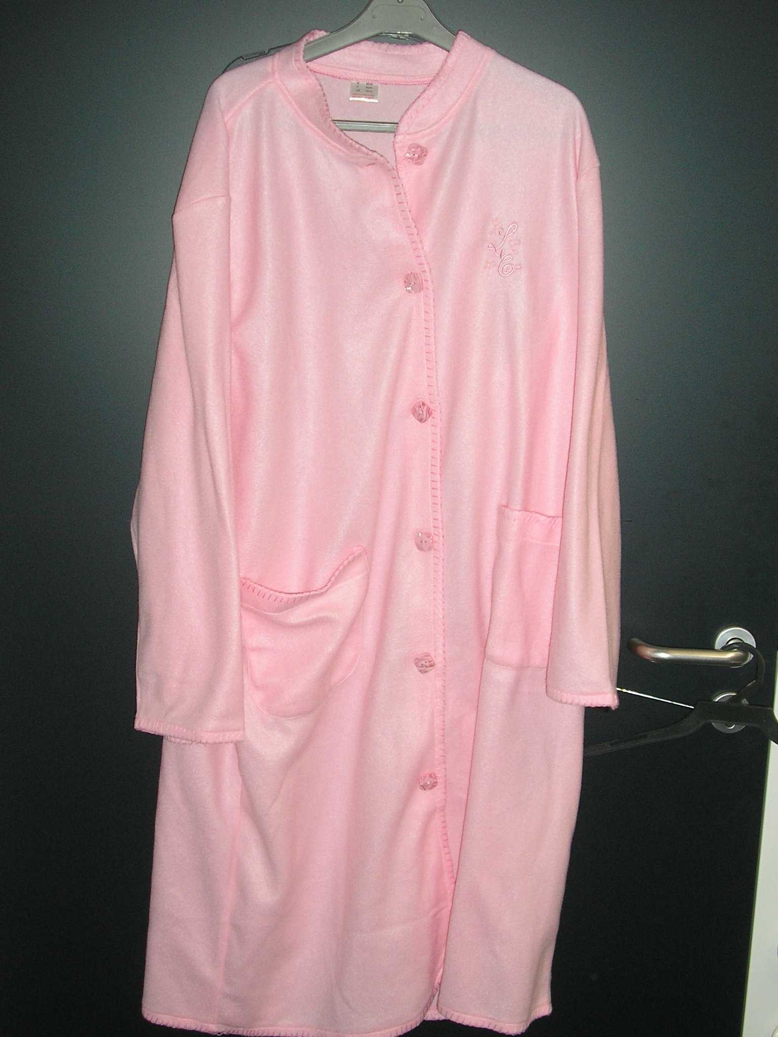 ROBE DE CHAMBRE POUR FEMME CONFECTIONNÉE EN ÉTOFFE DE BONNETERIE 100% POLYESTER, DESCENDANT SUR LES GENOUX AVEC UNE OUVERTURE TOTALE SUR LE DEVANT SE FERMANT DROITE SUR GAUCHE AU MOYEN DE BOUTONS,AVEC DES MANCHES LONGUES TERMINÉES PAR UN OURLET,AVEC DEUX POCHES PLAQUÉES SUR LE DEVANT. LA BASE DU VÊTEMENT EST TERMINÉE PAR UN OURLET.

TAILLE 44-46