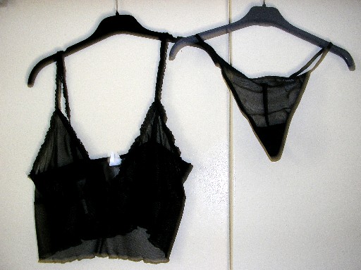 LOT DE DEUX VETEMENTS ASSORTIS, CONFECTIONNES EN BONNETERIE 100% POLYESTER, ASPECT VOILE, COMPRENANT:

-UN CARACO, TRES COURT, COMPORTANT DE FINES BRETELLES ELASTIQUEES, UNE DECOUPE POITRINE DONT LES BORDURES SONT LONGEES PAR DE LA DENTELLE, LA BASE DU VETEMENT SE TERMINE PAR UN OURLET ROULOTTE, AVEC UN PETIT NOEUD AU CENTRE DE LA POITRINE.

-UN STRING, COMPORTANT UN FOND DOUBLE, LES BORDURES SONT LONGEES PAR UN BIAIS ELASTIQUE, AVEC BIAIS ELASTIQUE EN FORME DE T AU DOS DU VETEMENT.

ILS SONT PRESENTES ENSEMBLE POUR LA VENTE AU DETAIL.