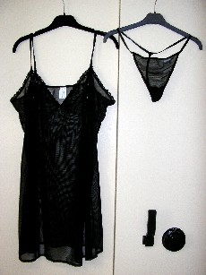 LOT DE DEUX VETEMENTS ASSORTIS, CONFECTIONNEES EN BONNETERIE 100% POLYESTER, ASPECT VOILE, COMPRENANT:

-UNE NUISETTE, COMPORTANT DE FINES BRETELLES ELASTIQUEES ET REGLABLES, UNE DECOUPE POITRINE AVEC UNE OUVERTURE AU CENTRE DE CHAQUE BONNET, LES BORDURES SONT LONGEES PAR DE LA DENTELLE, LA BORDURE DU DOS EST LONGEE PAR UN BIAIS ELASTIQUE, LA BASE DU VETEMENT SE TERMINE PAR UN OURLET, UN PETIT NOEUD AU CENTRE DE CHAQUE BONNET.

-UN STRING, COMPORTANT UN FOND DOUBLE, LES BORDURES SONT LONGEES PAR UN BIAIS ELASTIQUE, AVEC BIAIS ELASTIQUE EN FORME DE T AU DOS DU VETEMENT.

ILS SONT PRESENTES ENSEMBLE POUR LA VENTE AU DETAIL.