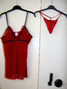 LOT DE DEUX VETEMENTS ASSORTIS, CONFECTIONNES EN BONNETERIE 100% POLYESTER, ASPECT VOILE, COMPRENANT:

-UNE NUISETTE, COMPORTANT DES BRETELLES REGLABLES, UNE DECOUPE POITRINE DONT LA BORDURE EST LONGEE PAR UN PETIT VOLANT, LA BASE DU VETEMENT SE TERMINE PAR UN OURLET ROULOTTE, AVEC UN PETIT NOEUD AU CENTRE DE LA POITRINE.

-UN STRING, COMPORTANT UN FOND DOUBLE, LES BORDURES SONT LONGEES PAR UN BIAIS ELASTIQUE, AVEC BIAIS ELASTIQUE EN FORME DE T AU DOS DU VETEMENT.

ILS SONT PRESENTES ENSEMBLE POUR LA VENTE AU DETAIL.
