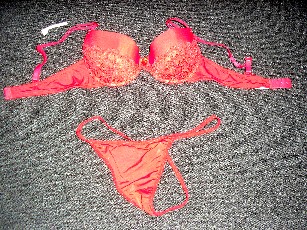 LOT DE DEUX SOUS-VÊTEMENTS POUR FEMMES, CONFECTIONNÉS DANS LA MÊME MATIÈRE TEXTILE ET PRÉSENTÉS EN ASSORTIMENT, COMPOSÉ DE :     

- UN SOUTIEN-GORGE EN BONNETERIE AVEC DES BRETELLES RÉGLABLES, DES BONNETS REMBOURRÉS MUNIS D'ARMATURES ET AVEC UN SYSTÈME DE FERMETURE PAR AGRAFES DANS LE DOS.  CE SOUTIEN-GORGE PRÉSENTE UN RUBAN NOUÉ ENTRE LES DEUX BONNETS, DE LA DENTELLE SUR LES BONNETS.     

- UN SLIP, DE TYPE STRING, EN BONNETERIE MUNI D'UNE DOUBLURE À L'ENTREJAMBE.