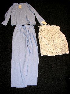 LOT DE DEUX ARTICLES FAISANT L'OBJET D'UN CLASSEMENT SEPARE, COMPOSE DE :  

- UN GILET, POUR FEMME, EN BONNETERIE DE FIBRES SYNTHETIQUES (100% POLYESTER), MATELASSE, SANS MANCHES, AVEC UNE ENCOLURE RONDE, AVEC UNE OUVERTURE COMPLETE MUNIE D'UNE FERMETURE A GLISSIERE ET AVEC UNE DOUBLURE.  

- UN PYJAMA POUR FEMME, DESTINÉ À ÊTRE PORTÉ ESSENTIELLEMENT EN VETEMENT DE NUIT, CONFECTIONNÉ DANS UNE ÉTOFFE DE BONNETERIE DE FIBRES SYNTHETIQUES MAJORITAIREMENT (65% POLYESTER - 35% COTON), UNICOLORE, COMPOSÉ DE DEUX VETEMENTS ASSORTIS :                 
     - UN VETEMENT DESTINÉ À RECOUVRIR LA PARTIE SUPÉRIEURE DU CORPS, DE TYPE T-SHIRT, DESCENDANT JUSQU'AUX HANCHES, AVEC UNE ENCOLURE ARRONDIE MUNIE D'UN BIAIS, DES MANCHES LONGUES, UN OURLET À LA BASE ET AUX EXTREMITES DES MANCHES.                 
     - UN PANTALON, DE COUPE SIMPLE, UNICOLORE, DESCENDANT JUSQU'AUX CHEVILLES, SANS OUVERTURE ET POURVU D'UN BORD ÉLASTIQUE À LA TAILLE. L'EXTRÉMITÉ DES JAMBES EST OURLÉE.  

CE RTC NE REPREND QUE LE PYJAMA, L'AUTRE ARTICLE FAISANT L'OBJET D'UN CLASSEMENT SEPARE.